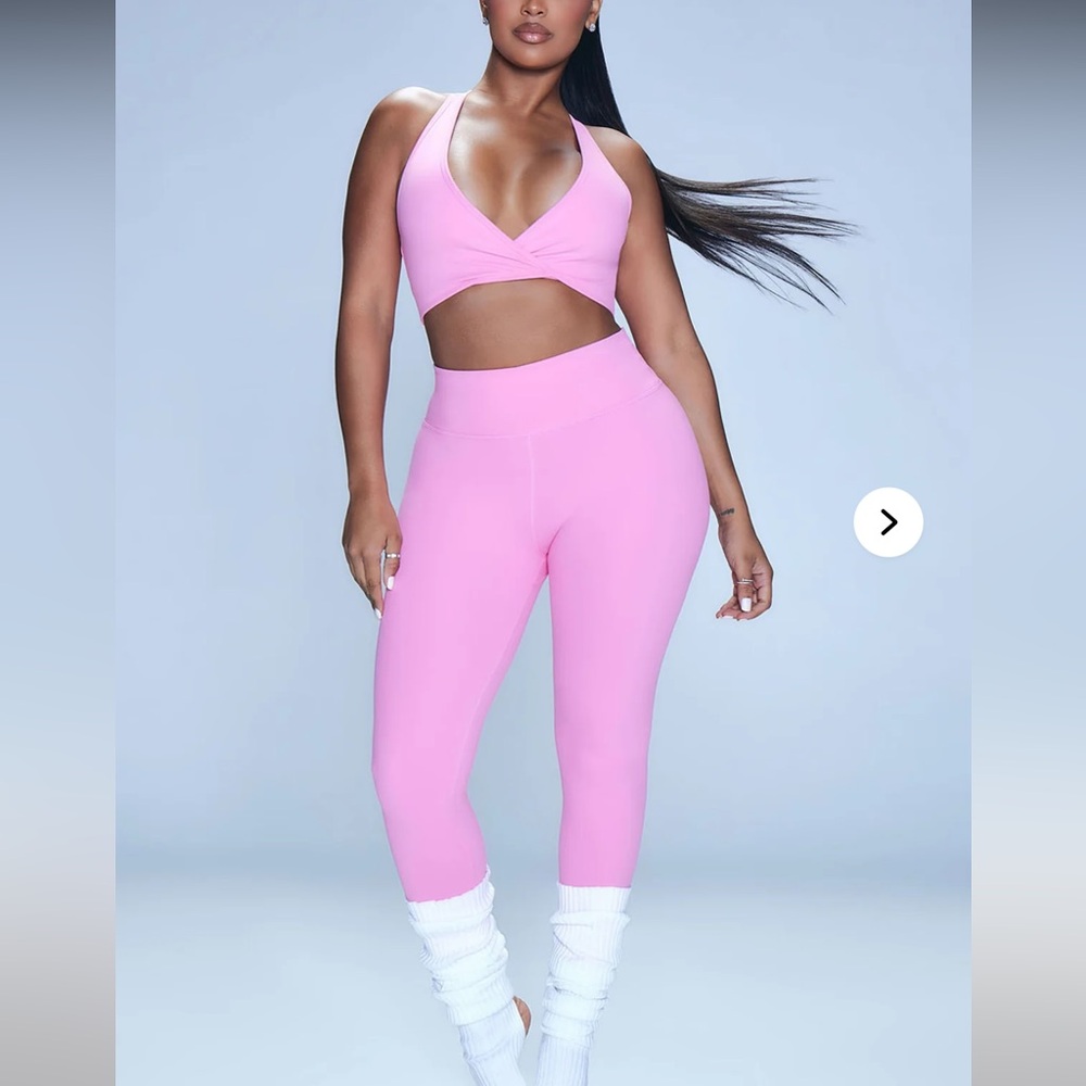 Bubblegum pink  sports bra & capri set 💅🏽